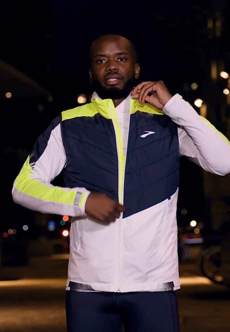 BROOKS RUN VISIBLE INSULATED - Weste - White Asphalt Nightlife 2 BROOKS RUN VISIBLE INSULATED - Weste - White Asphalt Nightlife – Bild 2