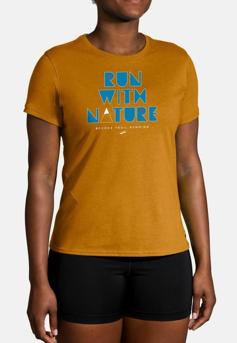 BROOKS DISTANCE SHORT SLEEVE 2.0 - T-Shirt Print - Ochre Run With Nature 1 BROOKS DISTANCE SHORT SLEEVE 2.0 - T-Shirt Print - Ochre Run With Nature