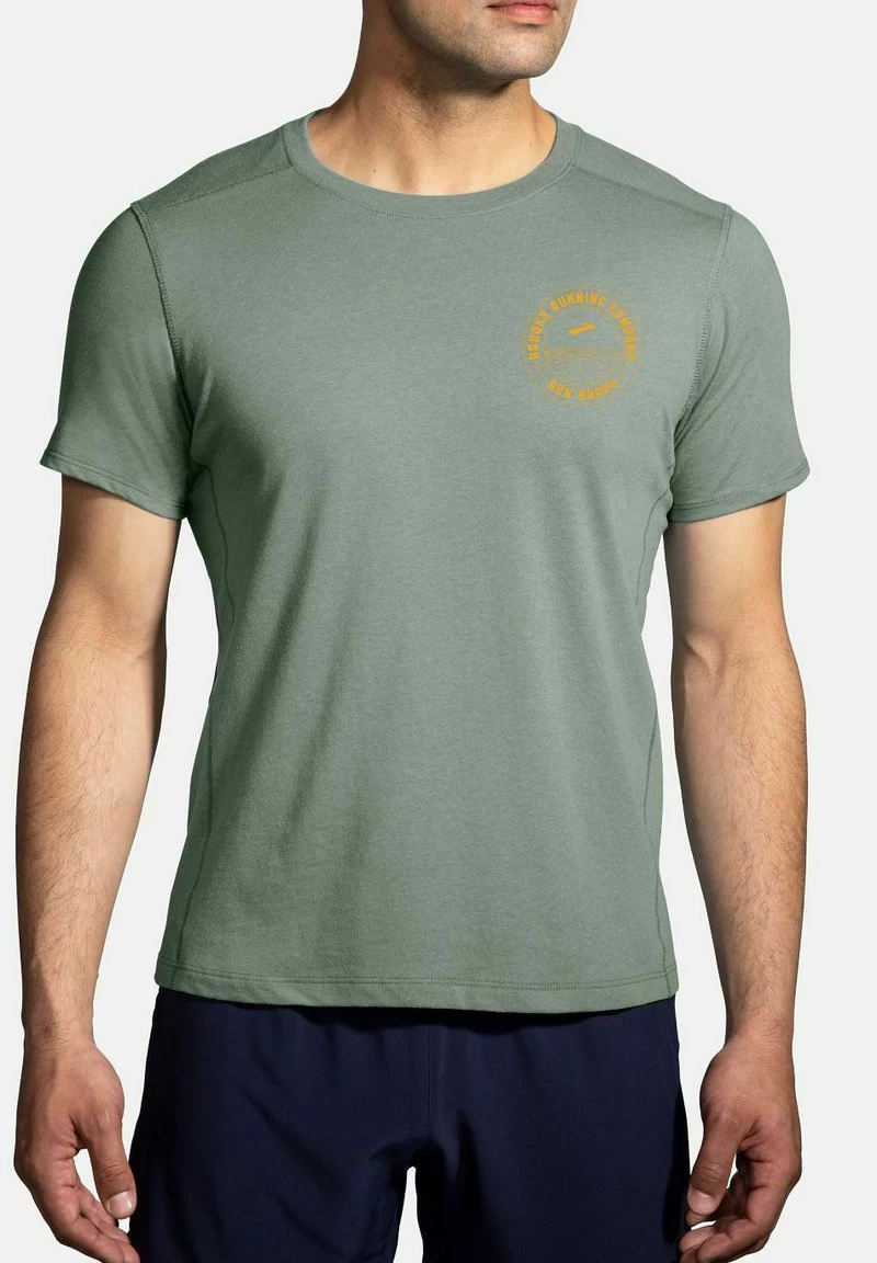 BROOKS DISTANCE SHORT SLEEVE 2.0 - T-Shirt Print - Pebble Run Happy Track 1 BROOKS DISTANCE SHORT SLEEVE 2.0 - T-Shirt Print - Pebble Run Happy Track