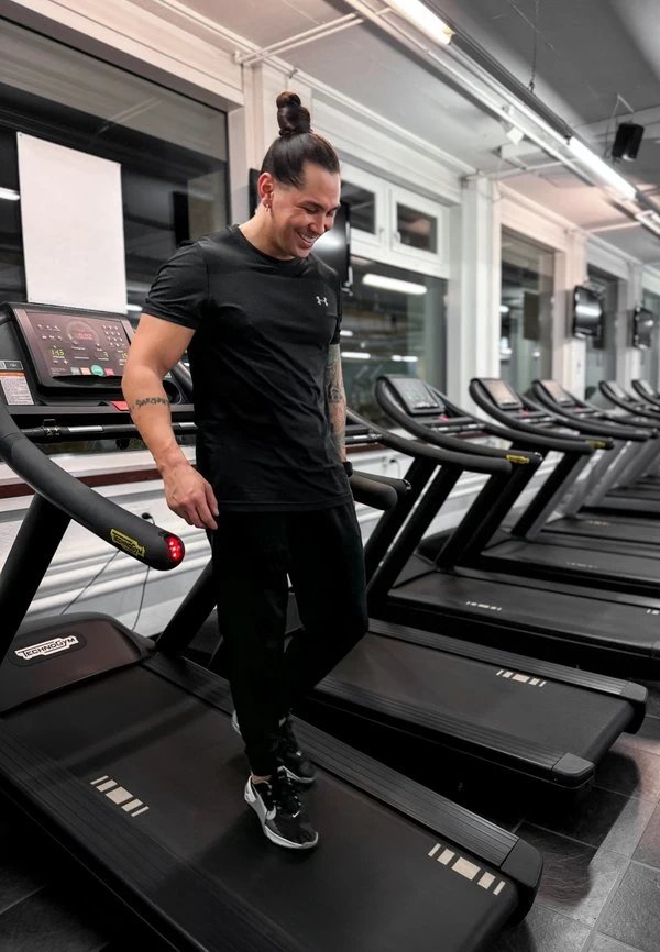 BROOKS DISTANCE SHORT SLEEVE - T-Shirt Basic - Black 6 BROOKS DISTANCE SHORT SLEEVE - T-Shirt Basic - Black – Bild 6