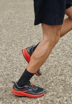 BROOKS CASCADIA 16 - Laufschuh Trail - Black Fiery Red Blazing Yellow -Brooks Geschäft f820d599f30e4e4f80c2fd9ac996a947